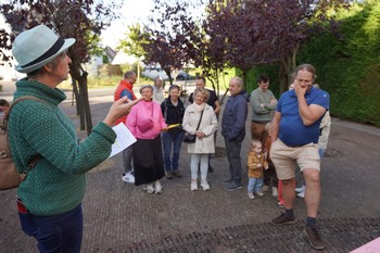De Commissaris legt het stadsspel uit